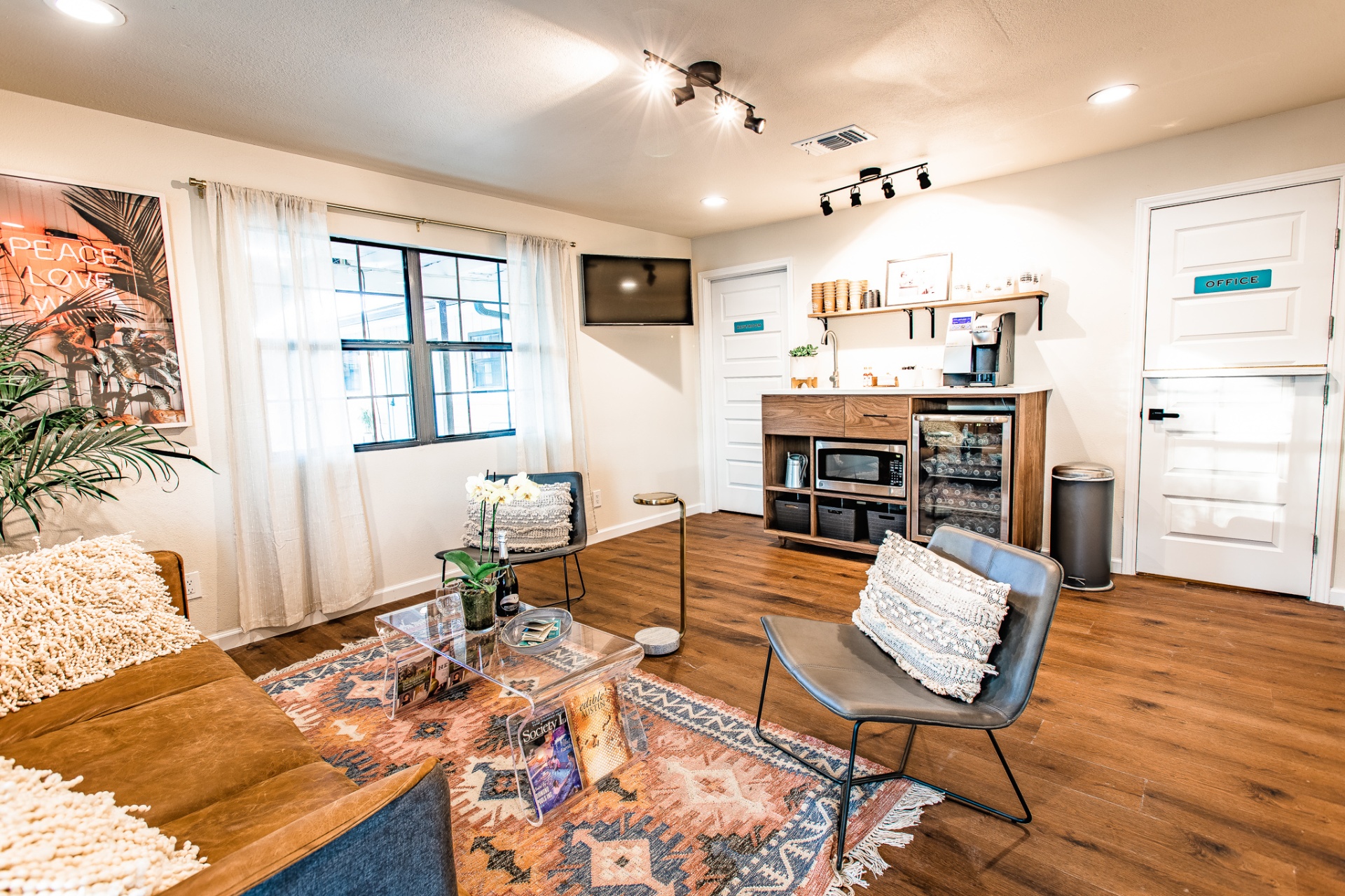 Guest lobby with coffee bar and lounge