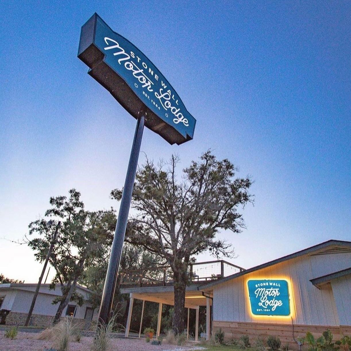 Original Stonewall Motor Lodge pole sign